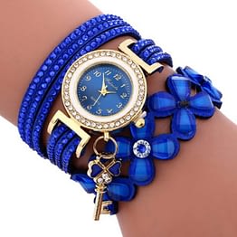 Ypatingoms šventėms ir progoms tinkantis deimantinis moteriškas laikrodis-papuošalas. Ryški mėlyna spalva, aukso spalvos detalės ir kristalų akelės.